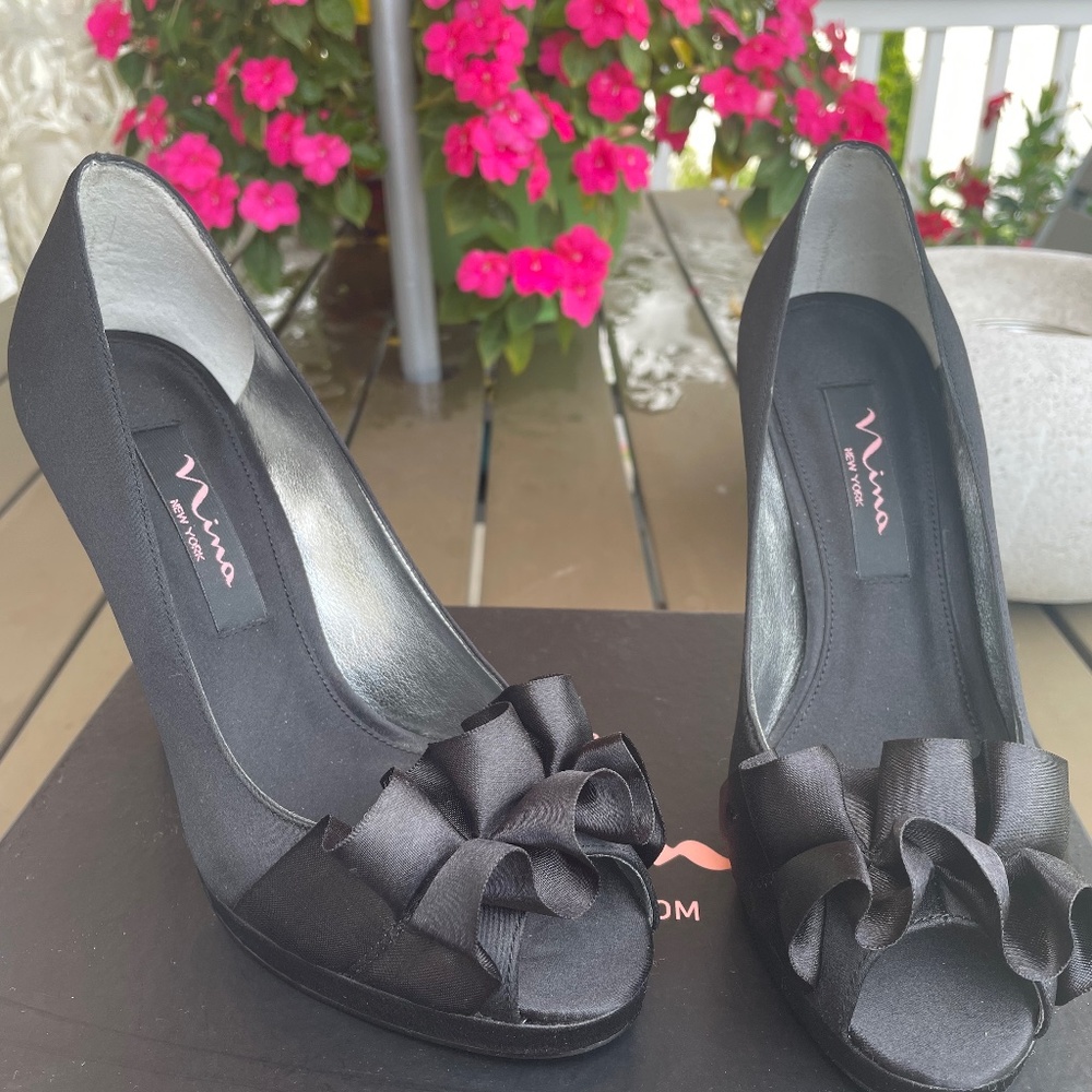 Nina Black Satin Ruffled Peep Toe Pumps Size 6 New in Box